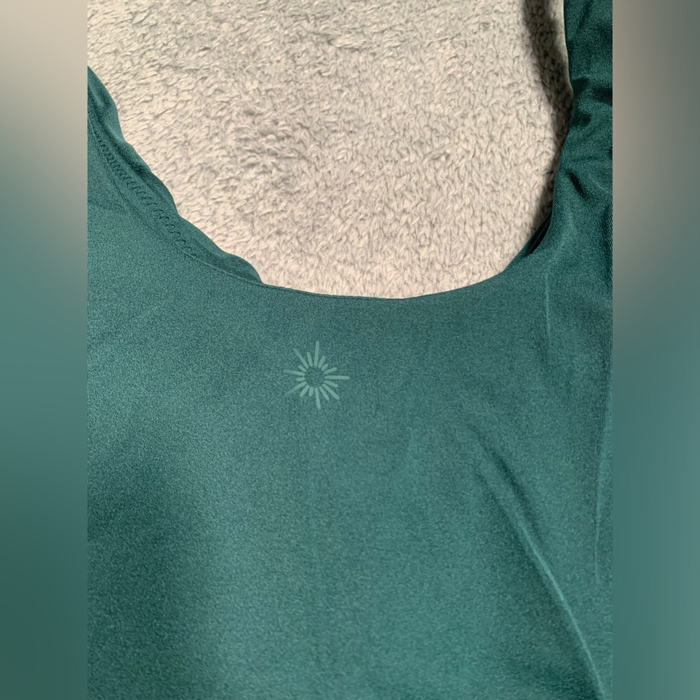 Aerie offline real me Green cropped Top with built in bra large - Picture 4 of 9